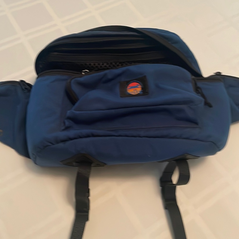 Sundog photography hippack. Lots of pockets 6” deep, 4+” wide, 13” across